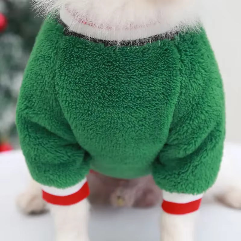 Weihnachtlicher Hundepullover mit Rentier-Motiv aus Korallenfleece – warm, weich, leicht. In Rot oder Grün, Größen XS–XXL. Perfekt für Winterspaziergänge & Fotos.