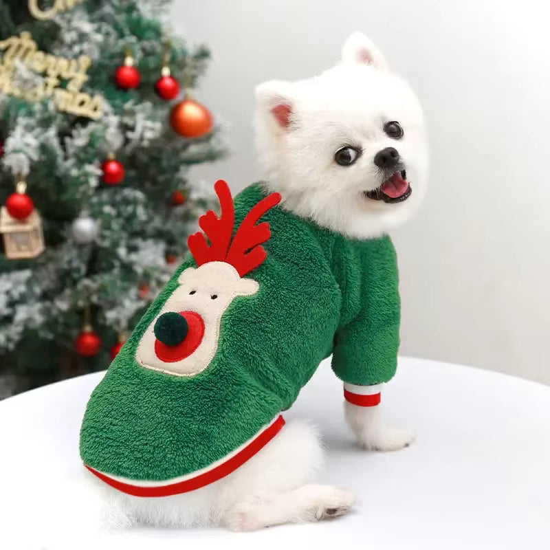 Weihnachtlicher Hundepullover mit Rentier-Motiv aus Korallenfleece – warm, weich, leicht. In Rot oder Grün, Größen XS–XXL. Perfekt für Winterspaziergänge & Fotos.
