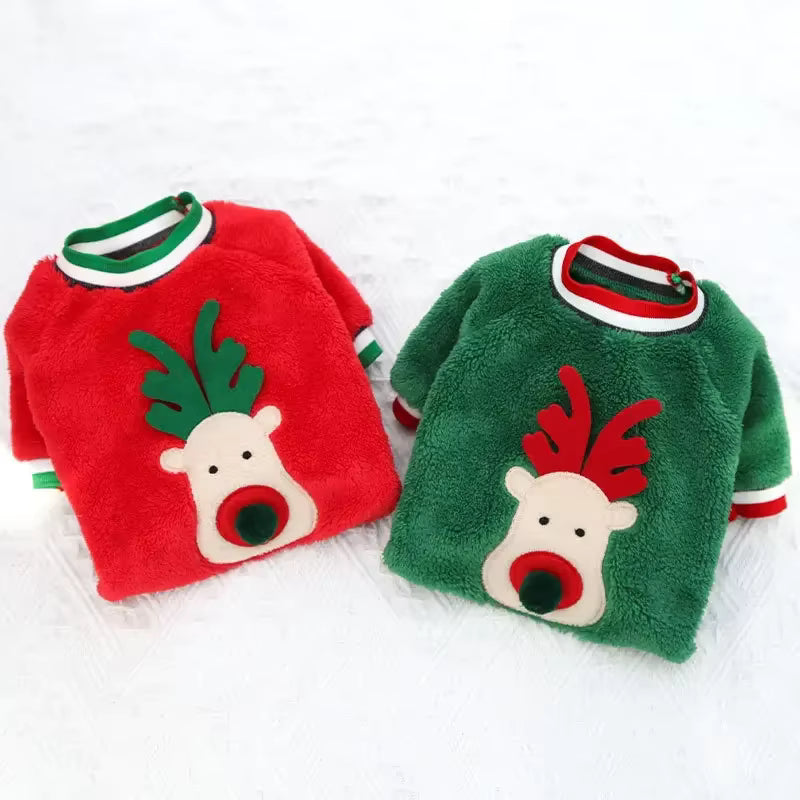 Weihnachtlicher Hundepullover mit Rentier-Motiv aus Korallenfleece – warm, weich, leicht. In Rot oder Grün, Größen XS–XXL. Perfekt für Winterspaziergänge & Fotos.