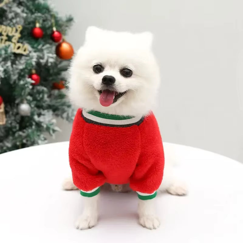 Weihnachtlicher Hundepullover mit Rentier-Motiv aus Korallenfleece – warm, weich, leicht. In Rot oder Grün, Größen XS–XXL. Perfekt für Winterspaziergänge & Fotos.