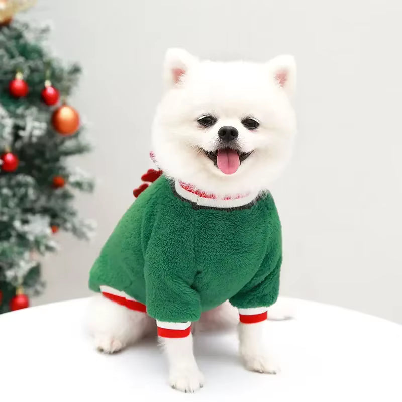 Weihnachtlicher Hundepullover mit Rentier-Motiv aus Korallenfleece – warm, weich, leicht. In Rot oder Grün, Größen XS–XXL. Perfekt für Winterspaziergänge & Fotos.