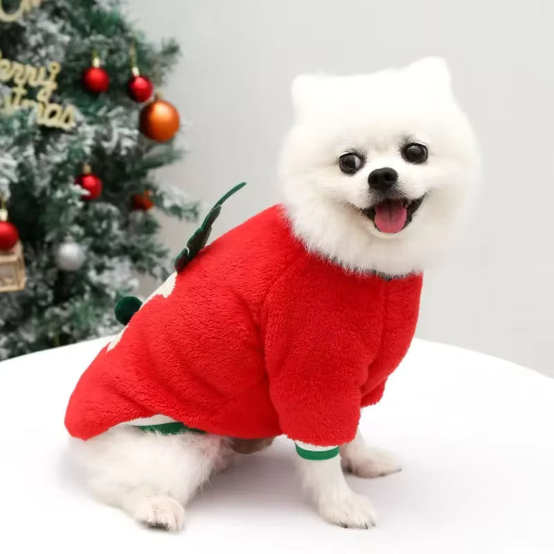 Weihnachtlicher Hundepullover mit Rentier-Motiv aus Korallenfleece – warm, weich, leicht. In Rot oder Grün, Größen XS–XXL. Perfekt für Winterspaziergänge & Fotos.