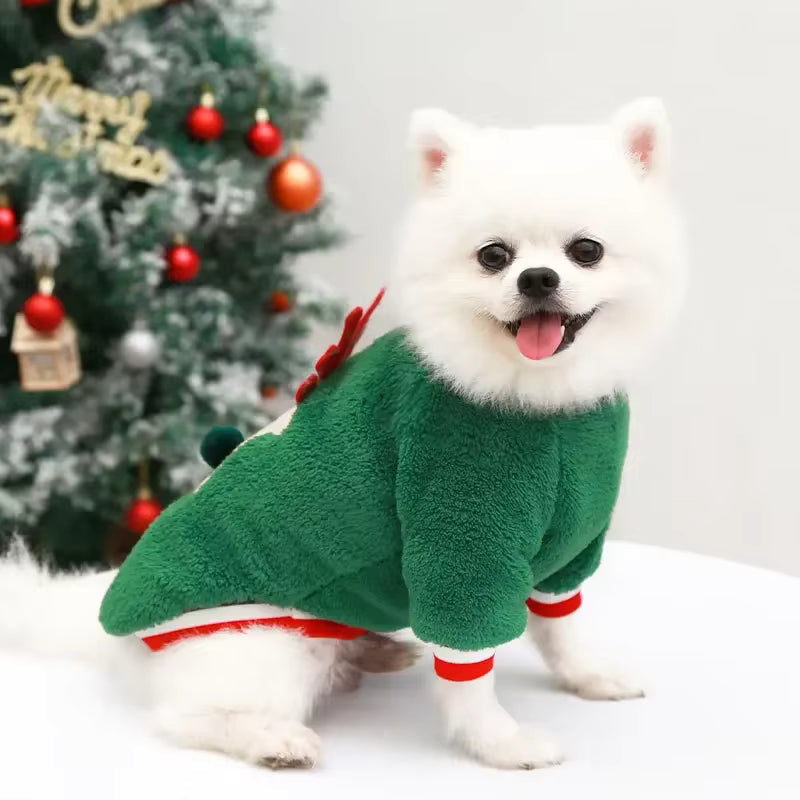 Weihnachtlicher Hundepullover mit Rentier-Motiv aus Korallenfleece – warm, weich, leicht. In Rot oder Grün, Größen XS–XXL. Perfekt für Winterspaziergänge & Fotos.