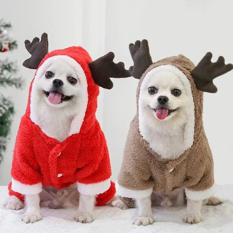 Kuscheliger Rentier-Hoodie für Hunde aus Korallenfleece – warm, leicht und schnell anzuziehen. Perfekt für Winterspaziergänge & festliche Fotos. XS–XXL.